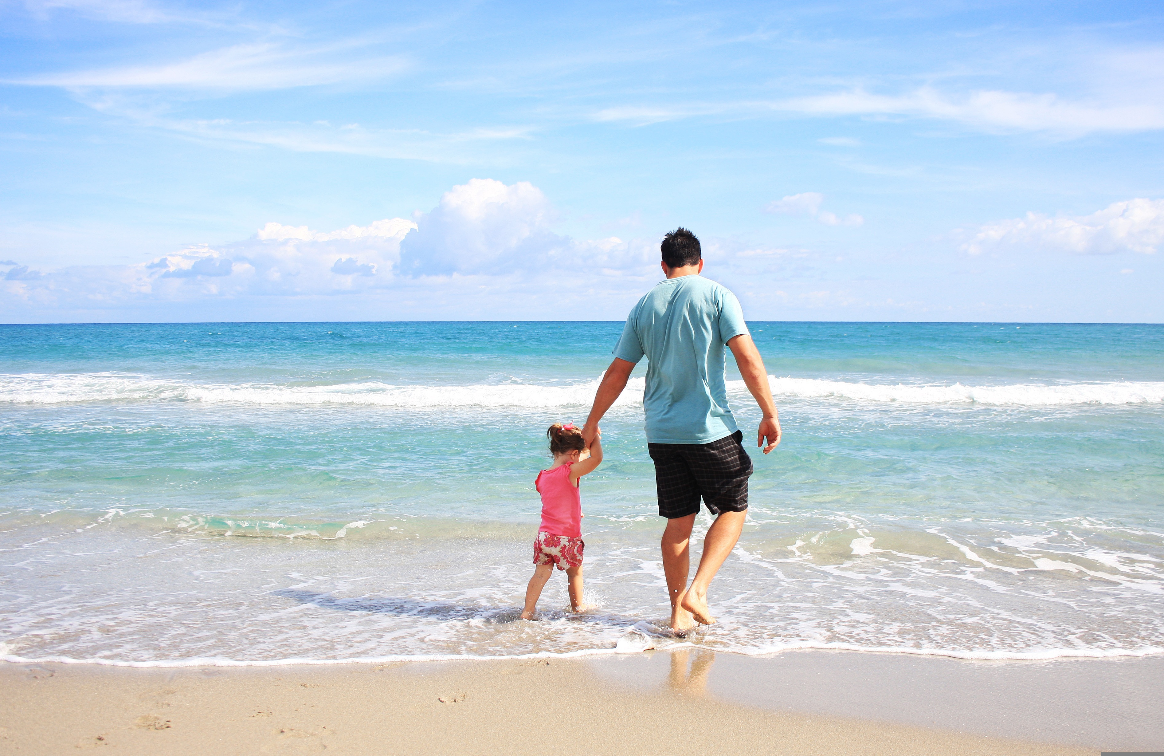 Família com um bebê aproveitando um momento juntos na praia